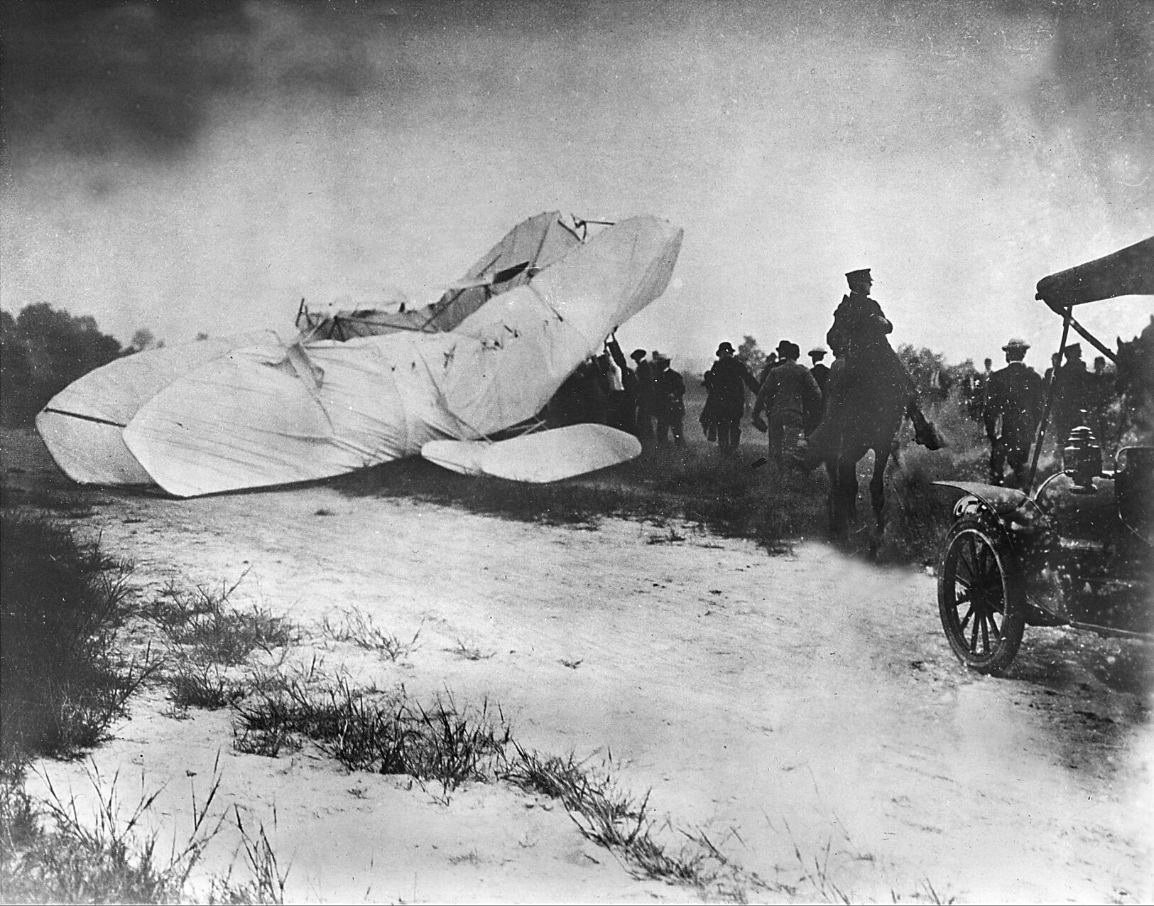 1908: Thomas E. Selfridge